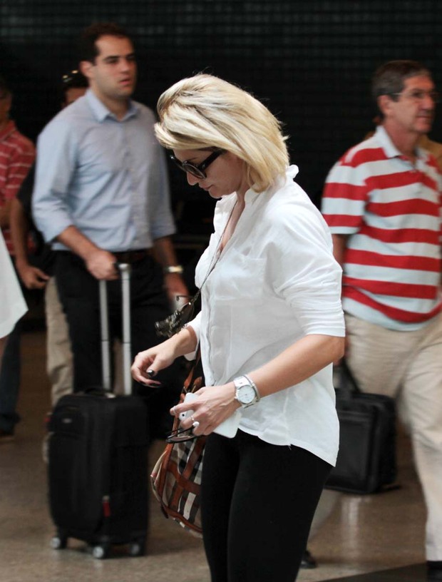 Antonia Fontenelle no aeroporto (Foto: Orlando Oliveira / AgNews)