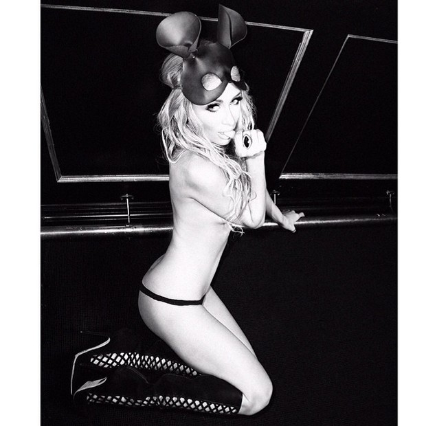Paris Hilton posa só de calcinha (Foto: Instagram/ Reprodução)