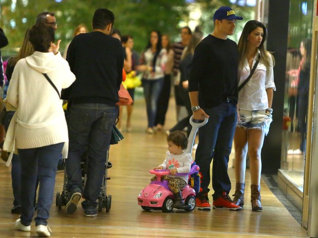 Lutador Vitor Miranda com a mulher e a filha em shopping na Zona Oeste do Rio (Foto: Ag.News/Marcello Sá Barreto)