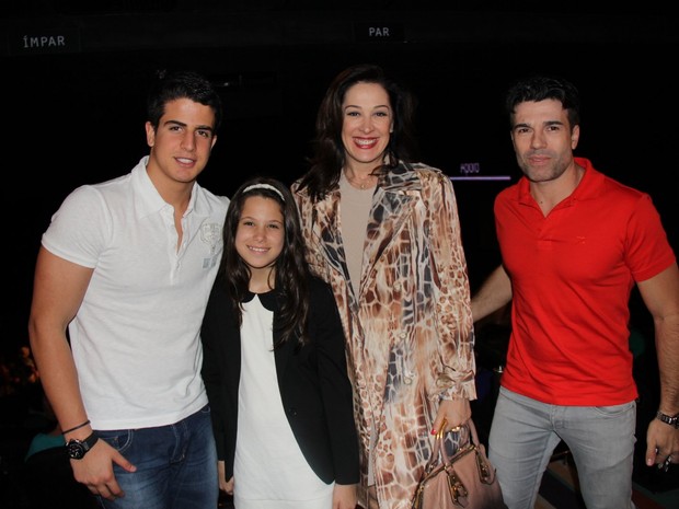 Claudia Raia com os filhos, Enzo e Sophia, e o namorado, Jarbas Homem de Mello, em teatro no Rio (Foto: Rodrigo Sauzo/ Ag. News)