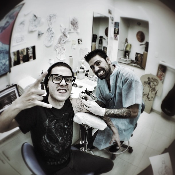 Pelanza fazendo tatuagem (Foto: Instagram / Reprodução)