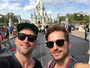 Paulo Gustavo visita a Disney com o marido: 'Encontrei meu príncipe!'
