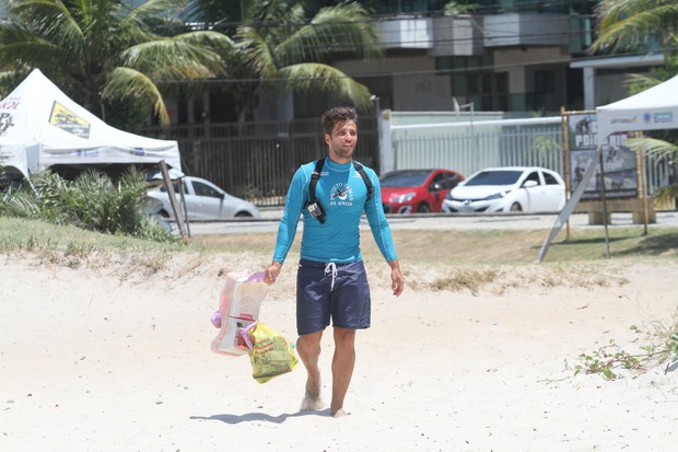 Bruno Gagliasso faz stand up paddle na praia da Barra da Tijuca, RJ (Foto: Wallace Barbosa/AgNews)