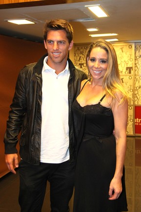 Danielle Winits com o namorado, Amaury Nunes, em estreia de peça no Rio (Foto: Cláudio Andrade/ Foto Rio News)