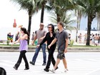 Guitarrista do Black Sabbath caminha na orla do Rio