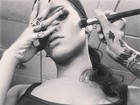 Rihanna posta foto e mostra unhas no estilo 'stiletto', hit entre as famosas