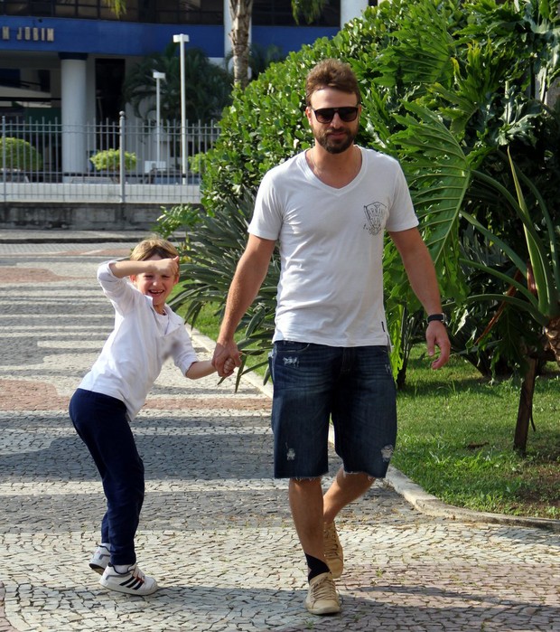 Cássio Reis com o filho, Noah (Foto: Marcus Pavão / AgNews)