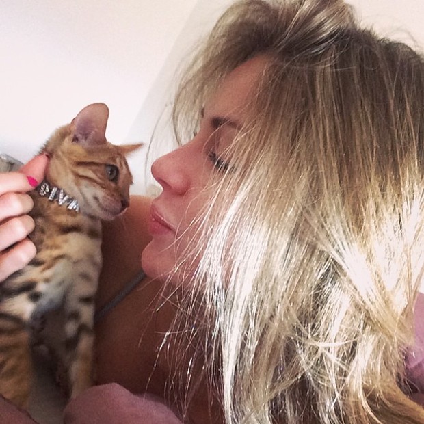 Ex-BBB Renatinha brinca com seu gatinho (Foto: Instagram)