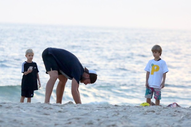 Rodrigo Hilbert joga bola com os filhos em praia no Leblon, RJ (Foto: André Freitas / AgNews)
