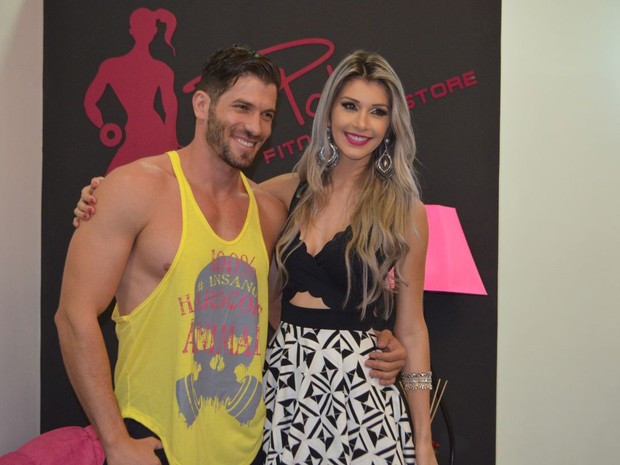 Ex-BBBs Tatiele Polyana e Roni Mazon em inauguração de loja em Cianorte, no Paraná (Foto: Divulgação)