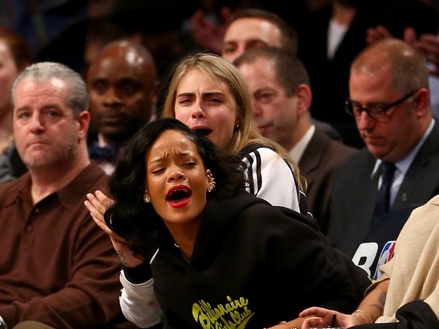 Cara Delevingne e Rihanna em jogo de basquete em Nova York, nos Estados Unidos (Foto: Elsa/ Getty Images/ AFP)