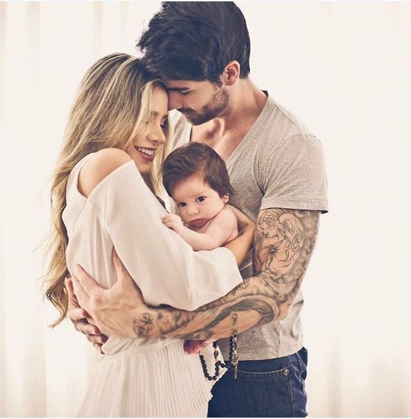 Adriana Sant&#39;Anna e Rodrigão abraçam Rodrigo, filho dos dois (Foto: Reprodução/Instagram)