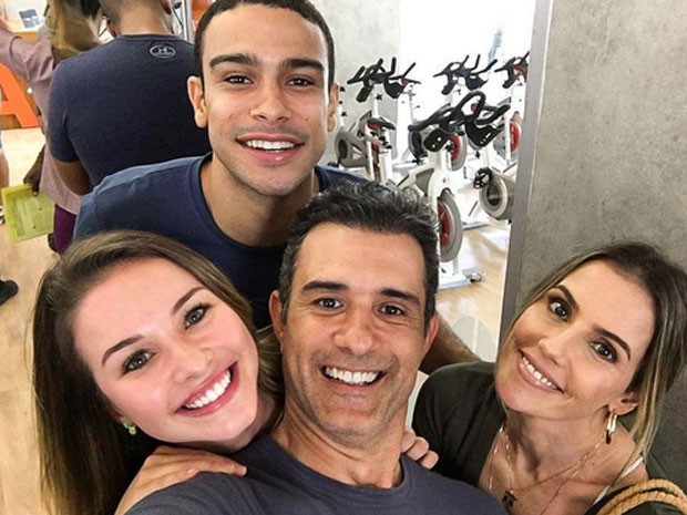 Sergio Malheiros, Laryssa Ayres, Marcos Pasquim e Deborah Secco nos bastidores de Malhação (Foto: Instagram/ Reprodução)