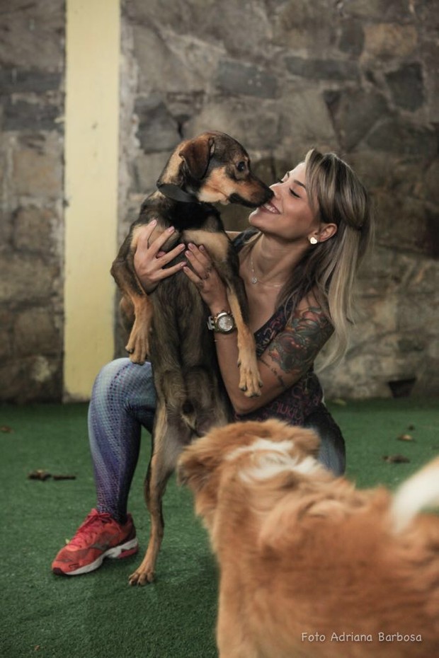 Vanessa Mesquita é apaixonada por animais (Foto: Divulgação / Adriana Barbosa)