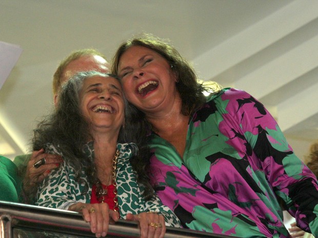 Maria Bethânia e Fafá de Belém em festa na quadra da Mangueira, na Zona Norte do Rio (Foto: Alex Palarea/ Ag. News)