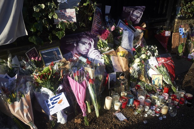 Casa de George Michael amanhece repleta de flores (Foto: NIKLAS HALLE&#39;N / AFP)