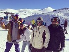 Giovanna Lancellotti e Caio Castro curtem dia de neve no Chile