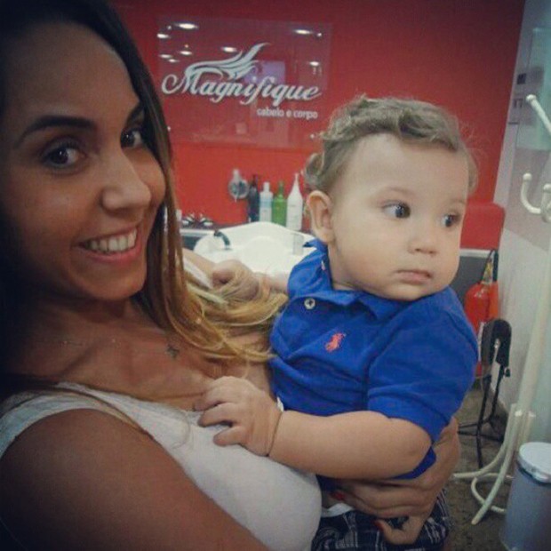 Priscila Pires posta foto do filho, Gabriel, no colo de Mulher Melão (Foto: Instagram / Reprodução)