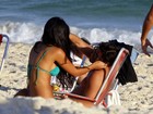 Em dia de sol no Rio, Bruno Gissoni e Yanna Lavigne namoram muito na praia 