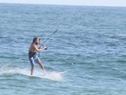Cláudio Heinrich pratica kitesurf na praia da Barra da Tijuca, no Rio