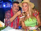 Ângela Bismarchi faz festa caipira no aniversário do marido