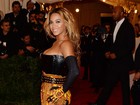 Tendência? Beyoncé e Kim Kardashian usam luvas iguais aos seus vestidos