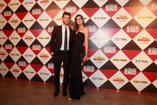 Camila Queiroz e Klebber Toledo - Prêmio Extra de Televisão (Foto: Anderson Barros / EGO)