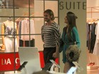 Thor Batista usa blusa justinha em passeio com a namorada no Rio