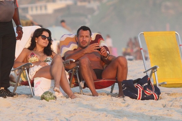 Malvino Salvador e Kyra Gracie na praia (Foto:  (Foto: Wallace Barbosa /AgNews))