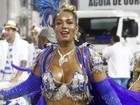 Milena Nogueira volta a exibir barriga estranha em desfile