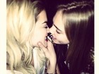 Rita Ora aparece quase beijando Cara Delevingne: 'Sinto sua falta'