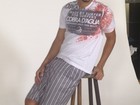Rodrigo Simas posa com roupas esportivas para catálogo