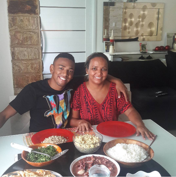 Nego do Borel e a mãe, Roseli, em sua nova casa (Foto: Reprodução / Instagram)
