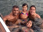 Romário curte passeio de barco com os filhos