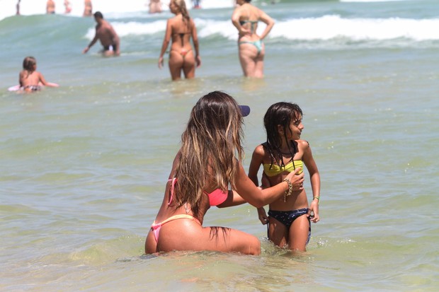 Nicole Bahls na praia da Barra da Tijuca, RJ (Foto: Wallace Barbosa/AgNews)