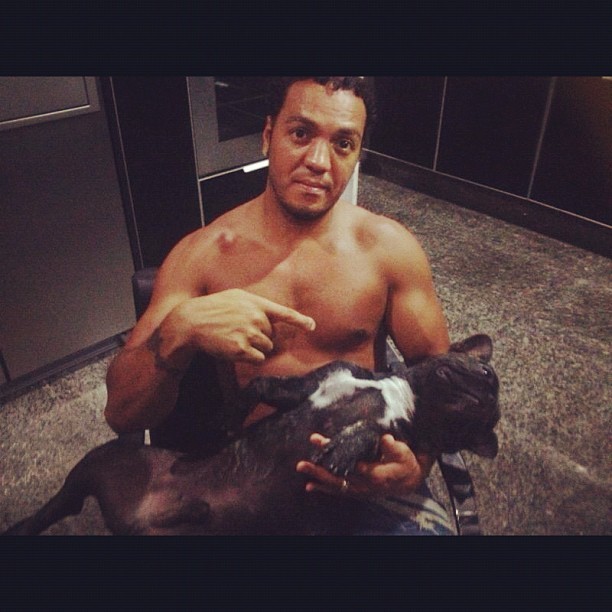 Gracyanne posta foto de Belo com o cachorro (Foto: Instagram / Reprodução)