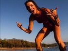 Daniella Cicarelli exibe boa forma em foto de surfe na Costa Rica