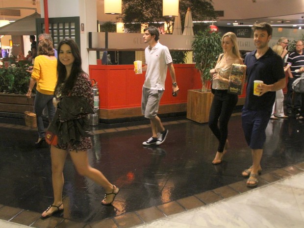 Stefhany Brito com o namorado, Igor Raschkovsky, e Kayky Brito com a namorada em shopping na Zona Sul do Rio (Foto: Daniel Delmiro/ Ag. News)