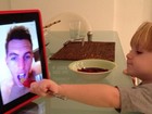 Caçula de Winits tenta dar comida para namorado da mãe pelo tablet