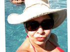 Aos 58 anos, Roberta Miranda exibe 'comissão de frente' em dia na piscina
