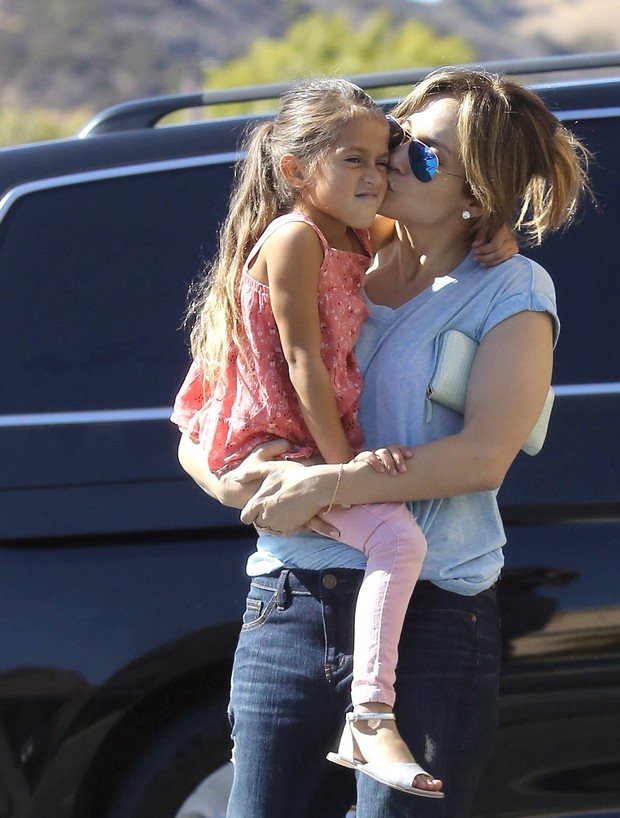 Jennifer Lopez dá beijinho em filha (Foto: X17 Agency)