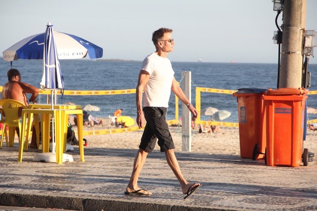 Calvin Klein caminha por Ipanema (Foto: Rodrigo dos Anjos/AG. News)