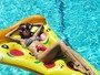 Thaila Ayala relaxa em piscina e mostra corpo sequinho de biquíni