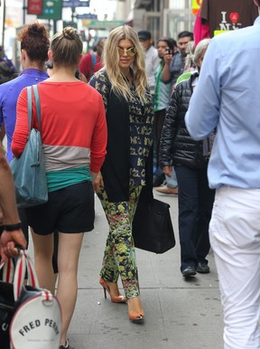 Grávida, Fergie caminha pelas ruas de Nova York, nos Estados Unidos (Foto: Splash News/ Agência)