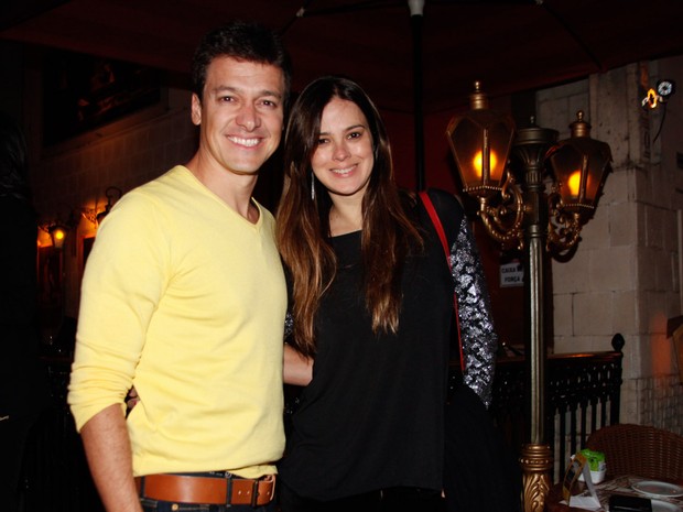 Rodrigo Faro e a mulher, Vera Viel, em restaurante em São Paulo (Foto: Marcos Ribas/ Foto Rio News)