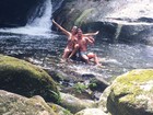 Ex-BBBs Fran e Diego curtem lua de mel em cachoeira em mostram foto