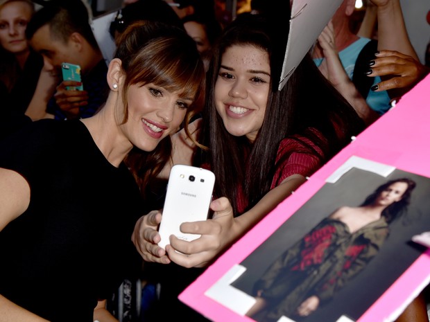 Jennifer Garner com fãs em première em Los Angeles, nos Estados Unidos (Foto: Kevin Winter/ Getty Images/ AFP)