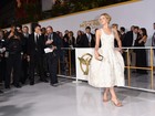 Jennifer Lawrence usa sandálias maiores que seus pés em première