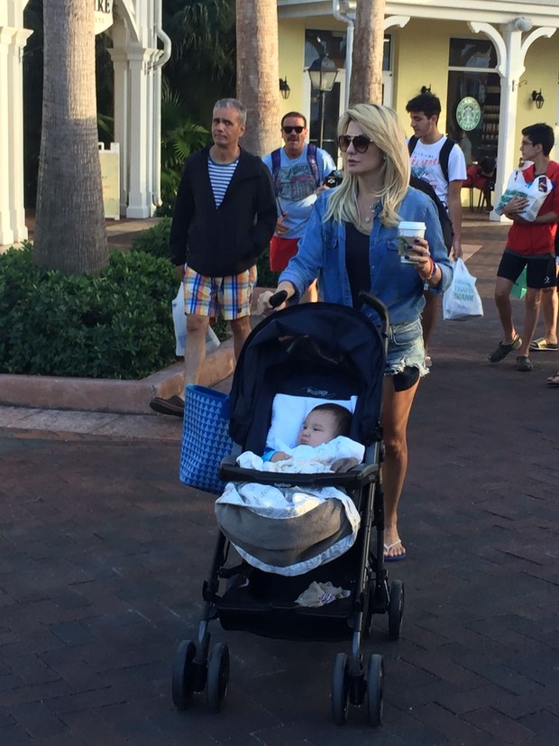 Em meio a rumores de separação, Antonia Fontenelle passeia com o filho nas Bahamas (Foto: EGO)