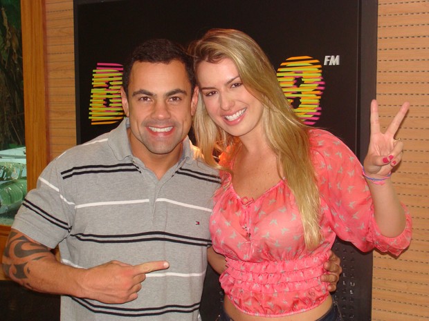 Ex-BBB Fernanda participa de programa de rádio com Tino Jr (Foto: Divulgação)